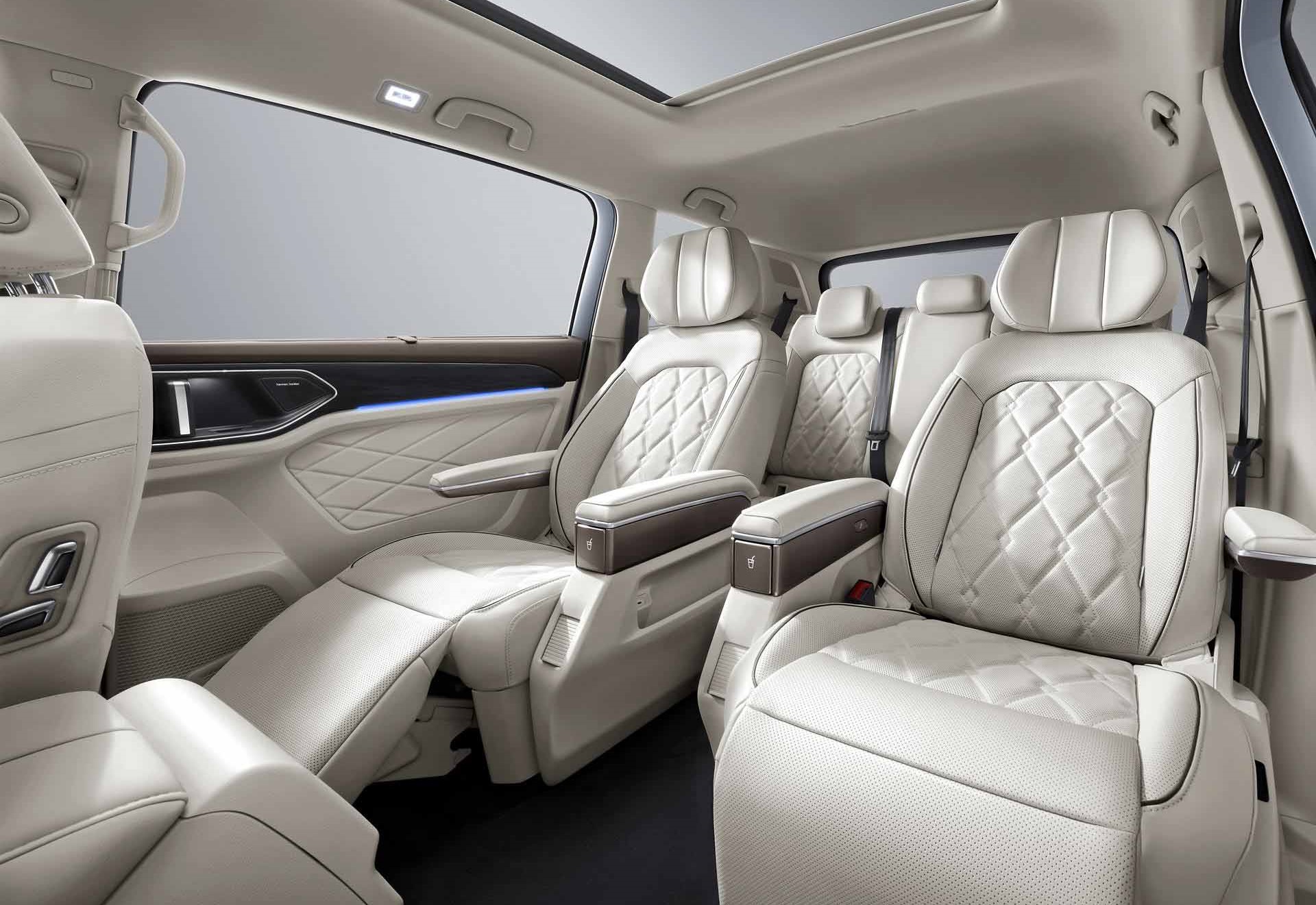 2022 prestige volkswagen Đại lý Phú Mỹ Hưng nhận cọc VW Viloran, Volkswagen chưa muốn 'buông' phân khúc xe gia đình? So sánh với KIA Carnival